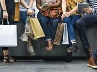 Foto einer Menschengruppe mit Shopping-Taschen