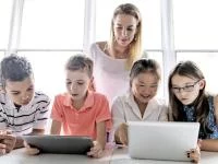Foto von einer Lerngruppe vor Laptops