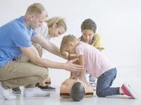 Foto Kindergruppe bei Erste-Hilfe-Kurs
