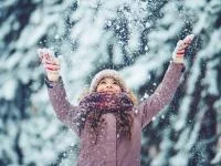 Mädchen spielt im Schnee