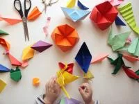  Foto von Kinderhänden die Origamifiguren falten