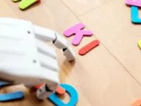 Eine Roboterhand sortiert Buchstaben