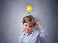 Einem kleinen Jungen geht ein Licht auf
