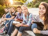 Gruppe Jugendlicher mit Lernmaterielien