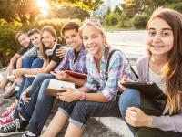 Gruppe Jugendlicher mit Lernmaterielien