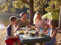 Familie beim Essen im Freien