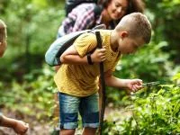 Foto von Kindern im Wald