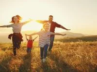 Familie rennt im Sonnenuntergang