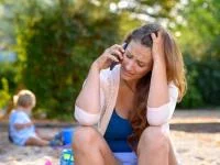 Foto einer verzweifelten Frau am Telefon