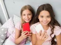 Zwei Mädchen mit Smartphones
