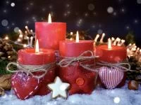 Adventskerzen mit weihnachtlicher Dekoration