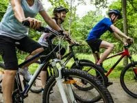 Foto einer Gruppe Jugendlicher beim Mountainbike fahren