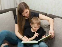 Mutter liest mit Sohn
