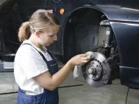 Mechanikerin bei der Arbeit am Radkasten