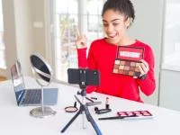 Influencer zeigt Make-Up Palette vor Kamera