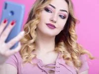 Foto einer jungen Frau mit extravagantem Make-up