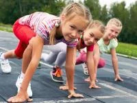 Kinder in der Sprintposition
