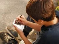 Junge nutzt Smartphone mit Touch-Pen