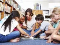 Foto einer Kindergruppe in einer Bücherei