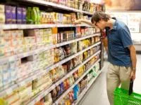Mann mit Korb im Supermarkt