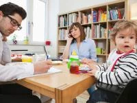 Gestresste Familie am Essenstisch