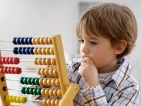 Foto eines kleinen Jungen mit Abacus