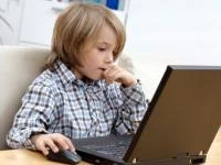 Kleiner Junge am Laptop