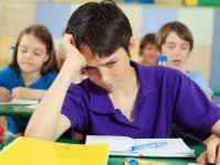 Verschlafener Schüler im Unterricht