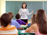 Eine Lehrerin im Klassenzimmer vor der Tafel