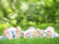 Eine Familie liegt im Gras